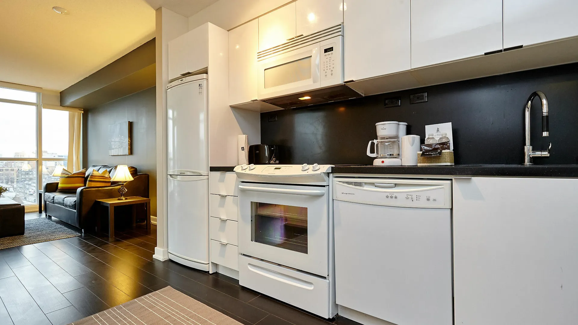 Inn Atlas Suites Furnished Apartments- Iceboat Terrace Toronto